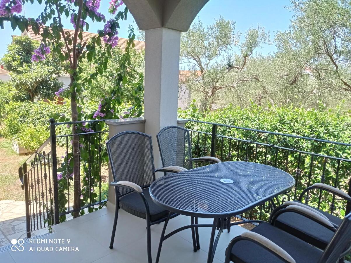 Apartments Vodopija 300M To The Beach Sveti Filip i Jakov Phòng bức ảnh